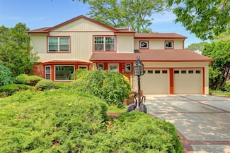 86 Country Village Ln, New Hyde Park, NY 11040