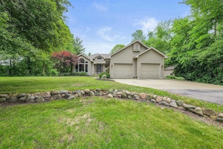 2986 E Oakhaven Ct, Midland, MI 48642