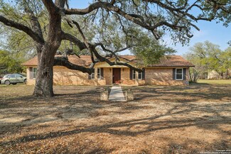 101 Deer Run St, Pleasanton, TX 78064