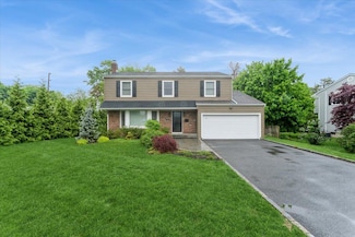 16 Terry Ct, Glen Head, NY 11545