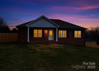 300 Pine Meadows Cir, Hickory, NC 28601