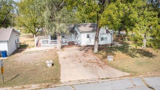 303 N Locust St, Peabody, KS 66866