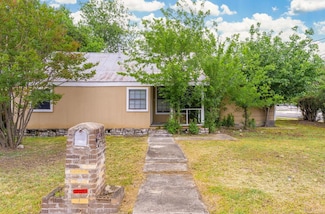 102 W Mcfarland Dr, Kerrville, TX 78028