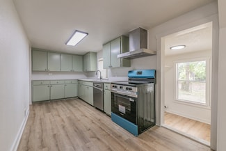211 S Line St, Weatherford, TX 76086