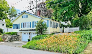 16 N Main St, Essex, CT 06426