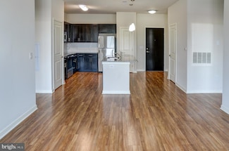 401 Race St Unit 205, Philadelphia, PA 19106