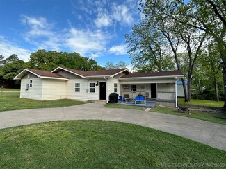 8922 Cottonwood St, Kingston, OK 73439
