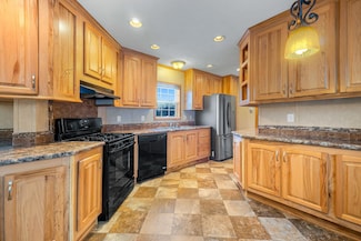 12 Abby Ln, New Gloucester, ME 04260