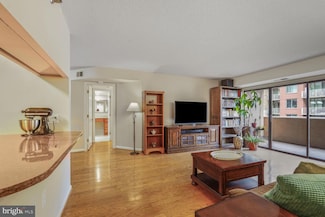 1301 N Courthouse Rd Unit 810, Arlington, VA 22201