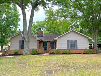 127 Honeysuckle Ct, Millbrook, AL 36054