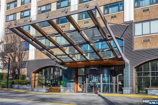250 Gorge Rd Unit 25J, Cliffside Park, NJ 07010