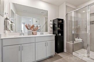 4229 Summit Woods Dr, Charlotte, NC 28216