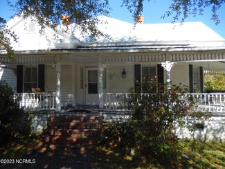 210 E Bridgers St, Burgaw, NC 28425
