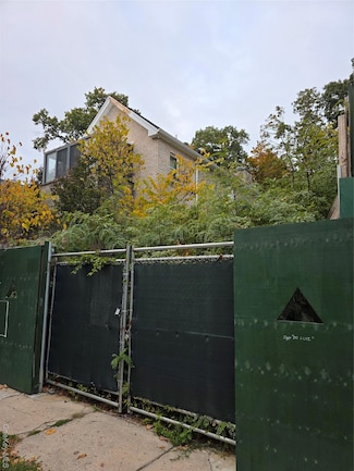 315 W 262nd St, Bronx, NY 10471