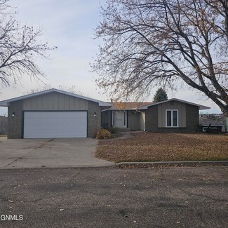 1501 Skyline Dr, Jamestown, ND 58401