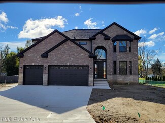 611 Vanderpool Ave, Troy, MI 48083