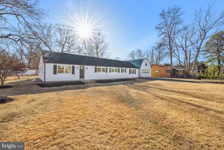 2111 Lakeside Dr, Williamstown, NJ 08094