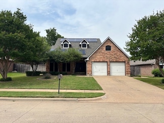 562 Mercer St, Grand Prairie, TX 75052