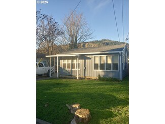 219 NE Howland St, Myrtle Creek, OR 97457