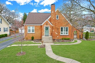15 E Eureka Dr, Lemont, IL 60439