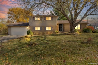 7477 Heather Heath, West Bloomfield, MI 48322
