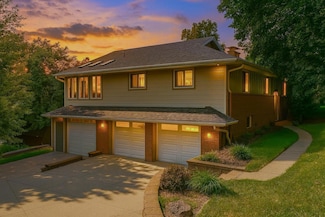 30 Interlachen Ln, Excelsior, MN 55331