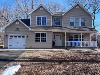 2 Weede St, Coram, NY 11727