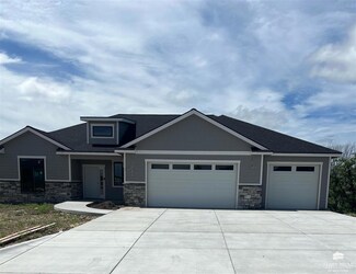 5305 Macnaughton Dr, Manhattan, KS 66503