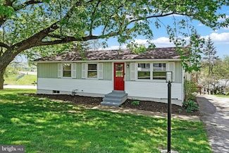 33 Schoolhouse Ln, Windsor, PA 17366