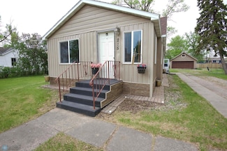215 1st St SW, Hillsboro, ND 58045