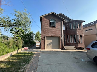 3165 Kenrick St, Keego Harbor, MI 48320