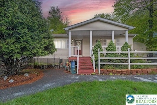 1041 Country Place Dr, Tobyhanna, PA 18466