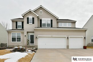 1807 White Pine Dr, Papillion, NE 68046