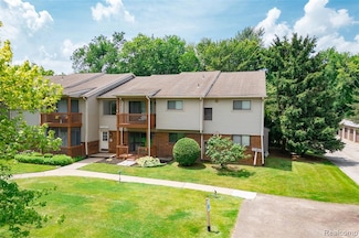 10228 Nancys Blvd, Grosse Ile, MI 48138