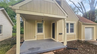 7404 Tracy Ave, Kansas City, MO 64131