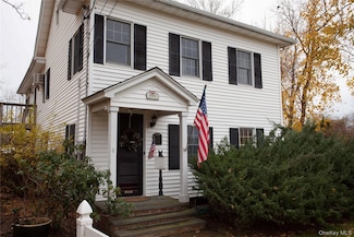 49925 Main Rd Unit 2nd Floor, Southold, NY 11971