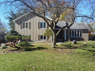 1035 Woodland Hills Rd, Batavia, IL 60510
