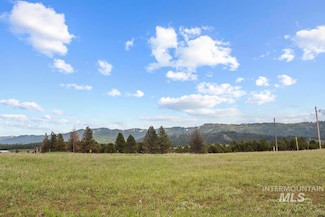 2 Garrett Ln, Cascade, ID 83611