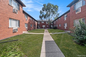 629 W Maple Rd Unit 6, Clawson, MI 48017