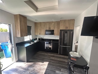 19138 W Oxnard St, Los Angeles, CA 91356