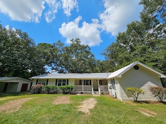 136 Baucum Rd, Carriere, MS 39426