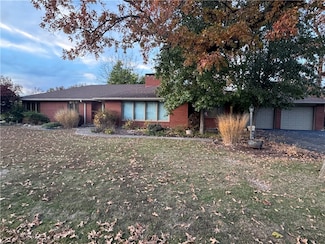 705 Hickory Dr, Newton, IL 62448