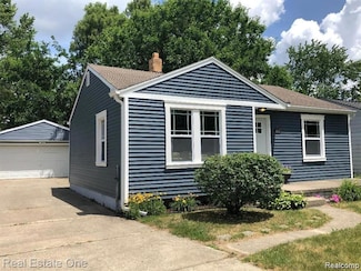 5552 Aylesbury Dr, Waterford, MI 48327