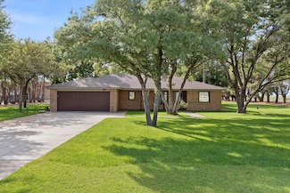 741 Barton Ln, Levelland, TX 79336