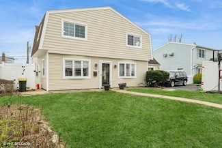 18 Old Farm Rd, Levittown, NY 11756