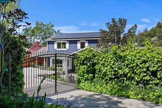 22 La Cuesta Rd, Orinda, CA 94563
