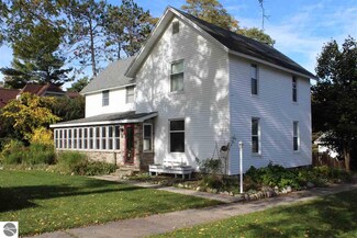 302 Ottawa St, Elk Rapids, MI 49629