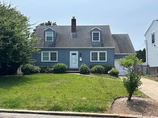 47 Berwick Rd, Hewlett, NY 11557