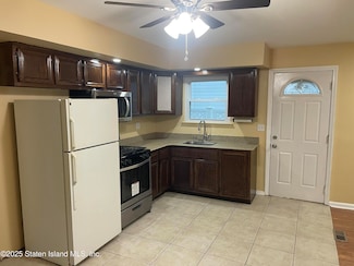15 Ebey Ln, Staten Island, NY 10312