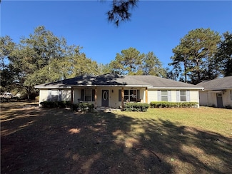 617 Robin Ln, Homeland, GA 31537